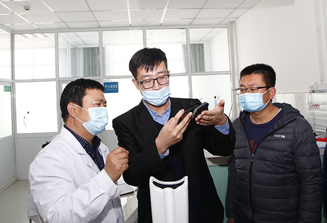 何氏眼科工作人员培训当地医生使用智能筛查设备.jpg